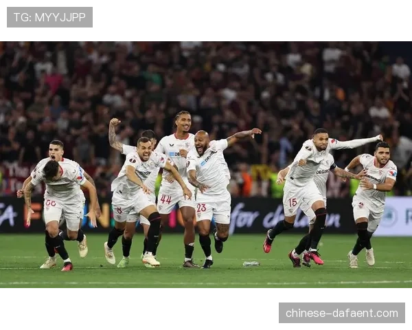 国王杯比赛用球设计独特 红黄配色象征西班牙国旗 国王杯比赛用球设计独特 红黄配色象征西班牙国旗